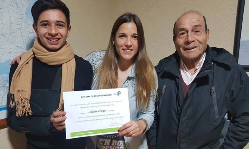 El taekwondista Nicolás Hoyos recibió un reconocimiento a su carrera