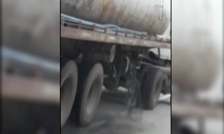 VIDEO Increíble: Interceptan camión atmosférico que circulaba desechando excremento en la vía pública