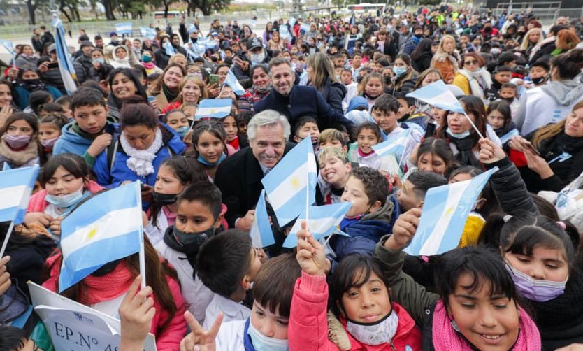 Alumnos de Pilar prometieron a la Bandera junto al Presidente Fernández y el intendente Achával