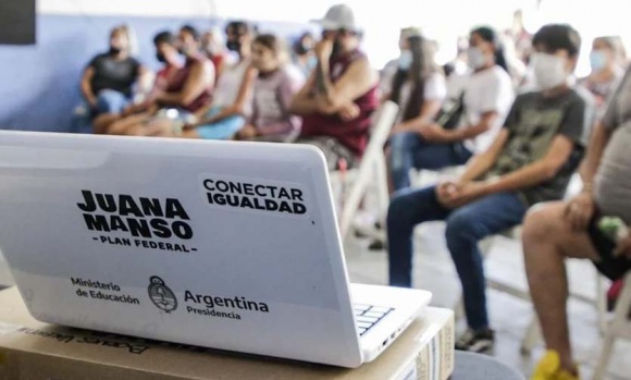 Entregaron netbooks a alumnos de una escuela secundaria de Pilar