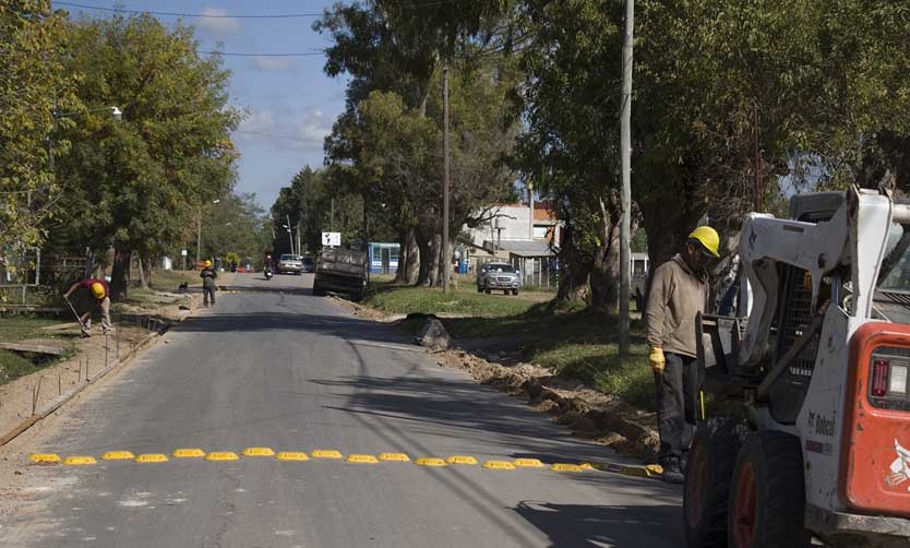 Siguen las labores de asfalto sobre calles donde circulan colectivos