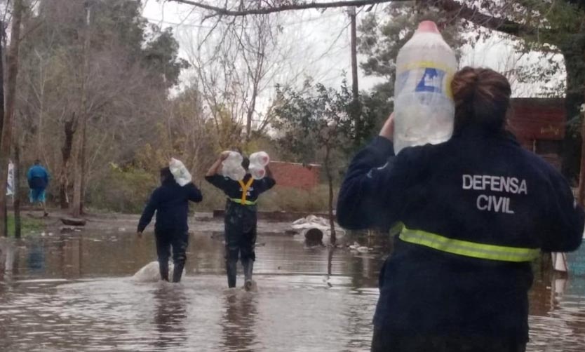 Tras las intensas lluvias, desbordó el Río Luján y una treintena de personas fueron evacuadas