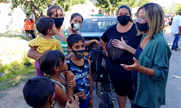 Adriana Cáceres intensifica la recorrida por los barrios