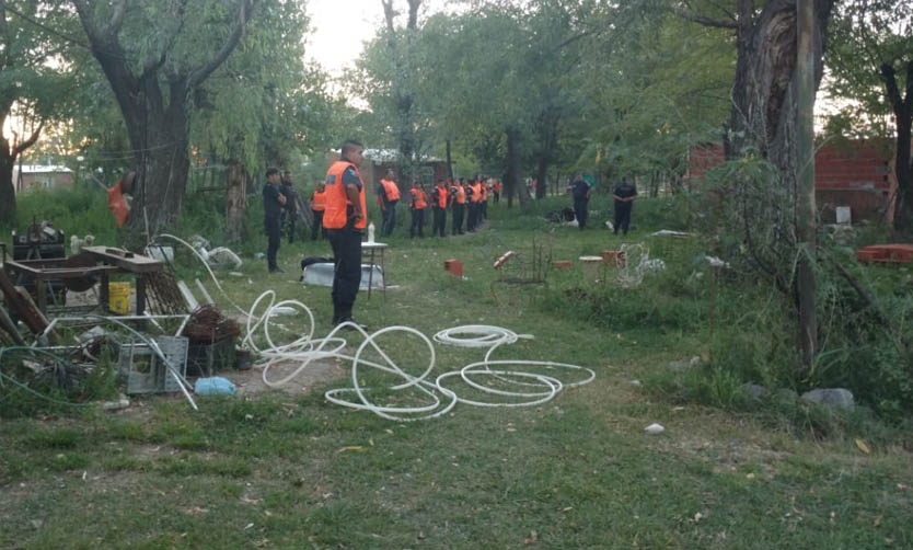 Violenta toma de terrenos en Agustoni: un policía herido