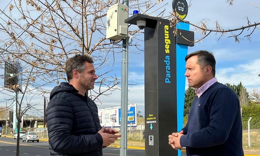 Ponen en funcionamiento las primeras paradas de colectivos seguras