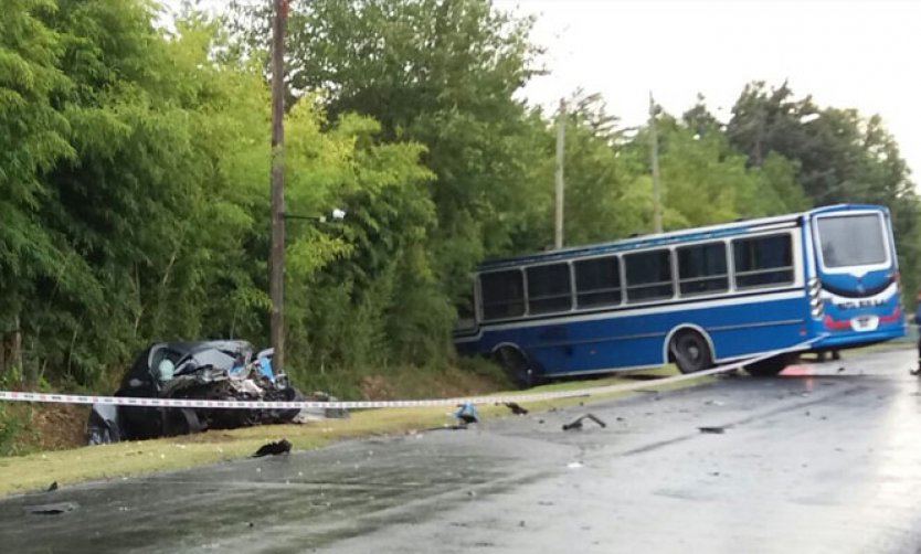 Un muerto tras el choque frontal entre un auto y un colectivo