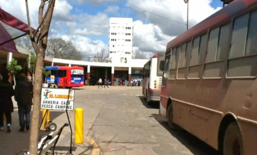 Otra vez atacaron ferozmente a un adolescente en la terminal de Pilar