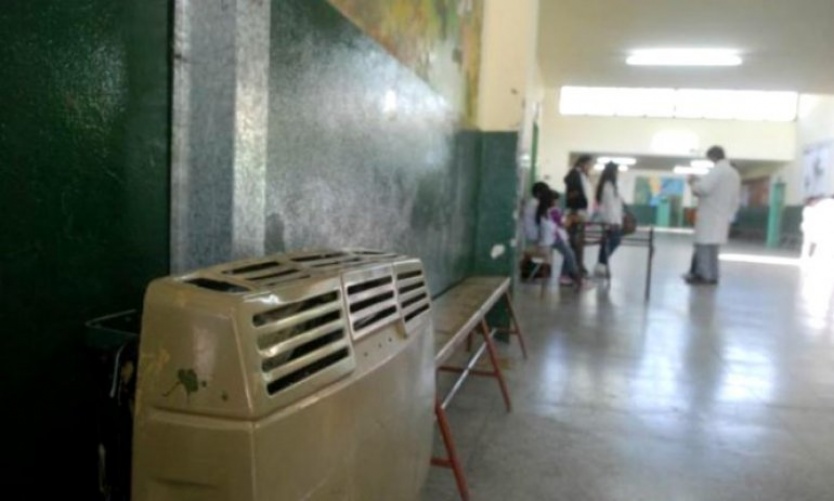 Padres de alumnos pilarenses llevan caloventores a una escuela para paliar el frío en las aulas