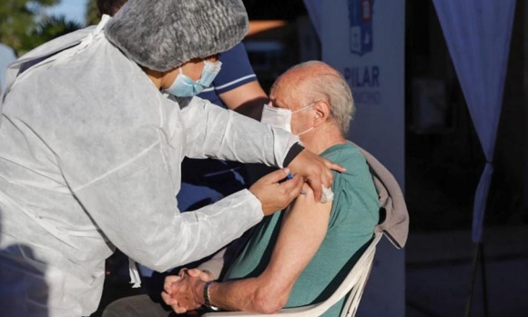 Vacunación contra el covid: aplicarán en Pilar la segunda dosis a residentes de geriátricos