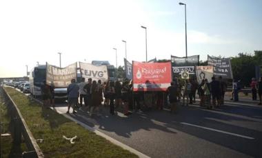 Protesta y corte en Panamericana por despidos en una fábrica