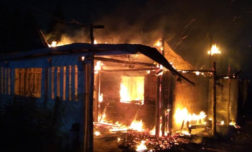 Un voraz incendio destruyó una casa: un bombero resultó herido