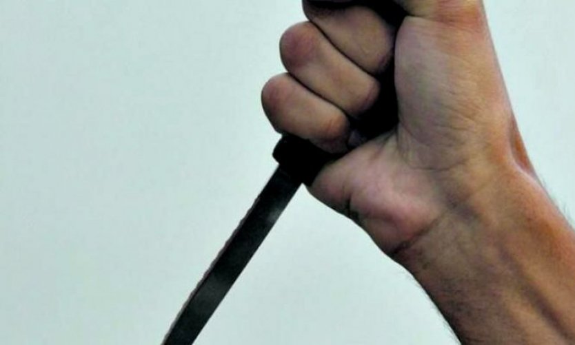 Amenazó con un cuchillo y asaltó a un remisero