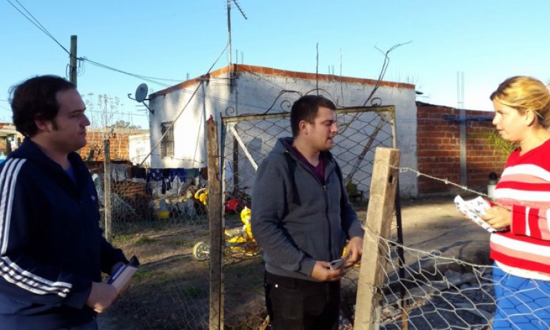 Militantes de Unidad Ciudadana denunciaron que fueron atacados mientras repartían boletas en un barrio