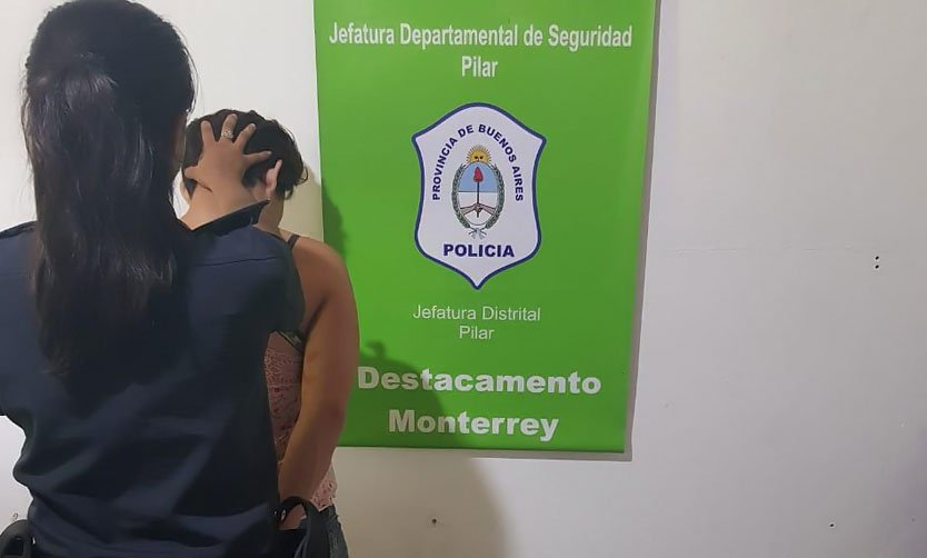 Mujer quedó detenida por agredir a su expareja y a agente de la policía