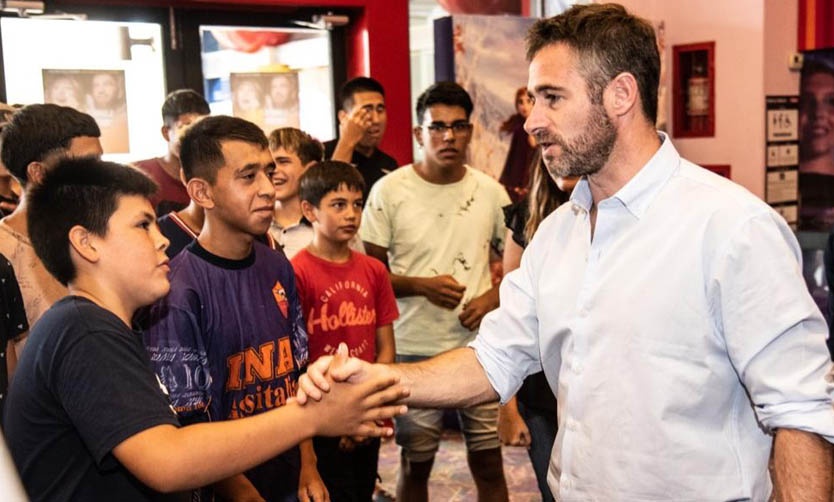 El intendente acompañó a jóvenes que fueron al cine con las Escuelas de Verano