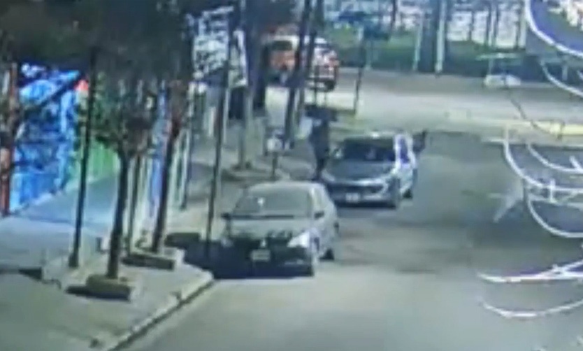 VIDEO - Delincuente rompió el vidrio de un auto para robar: fue detenido