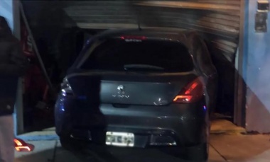 Chocaron dos autos y uno de ellos terminó incrustado en un comercio