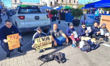 Trabajadores despedidos de Ilva se encadenaron para exigir el pago de indemnizaciones
