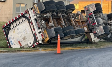 Volcó camión que transportaba productos tóxicos en el Parque Industrial