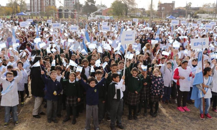 Alumnos de 4to año de las escuelas pilarenses prometieron lealtad a la bandera