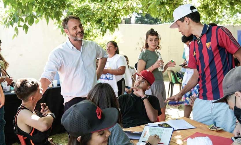 Laurent acompañó a chicos que asisten a programa de apoyo escolar