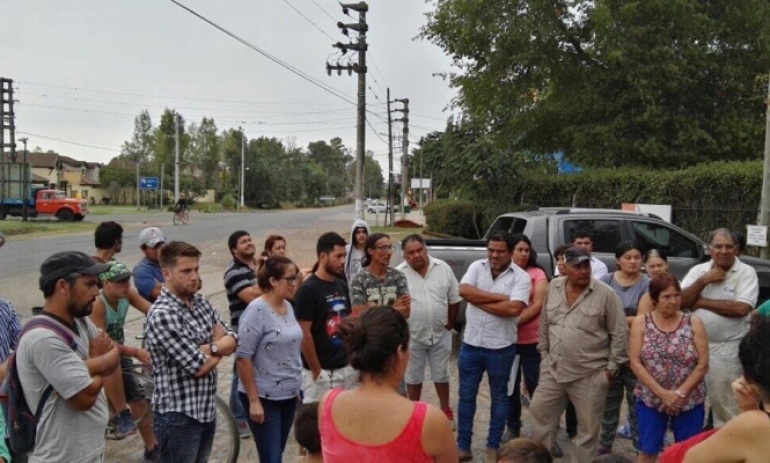 Vecinos protestaron frente a countries acusados de arrojar desechos cloacales a la calle